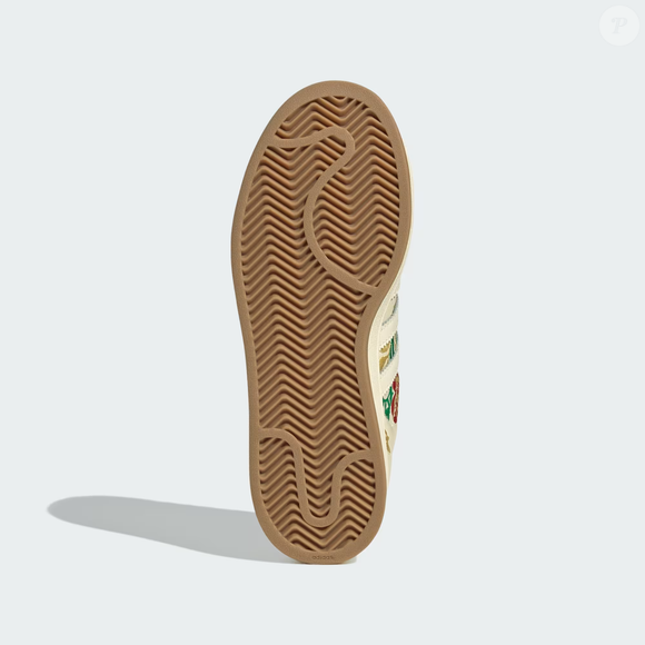 Vendido por R$ 599,99 no site oficial da Adidas até o fechamento desta matéria, o novo Superstar II floral aposta em uma estética charmosa e feminina para conquistar mulheres que amam unir praticidade e estilo em qualquer ocasião