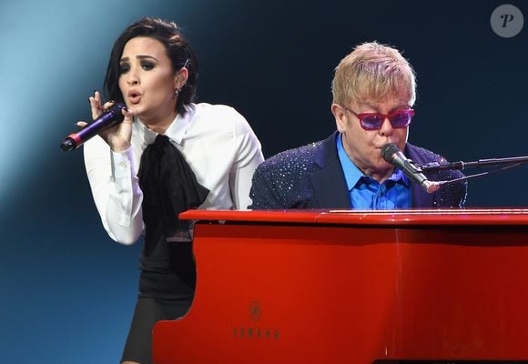 Elton John e Demi Lovato conversaram sobre dependência química e recuperação no documentário 'Dancing With The Devil', lançado em 2021