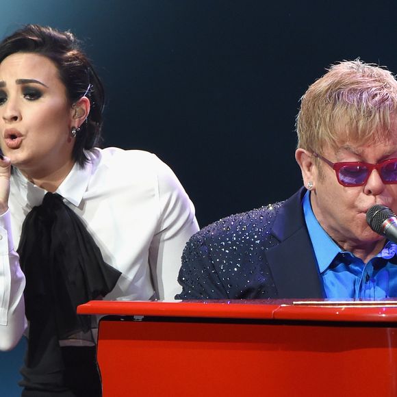 Elton John e Demi Lovato conversaram sobre dependência química e recuperação no documentário 'Dancing With The Devil', lançado em 2021