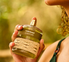 A Água Perfumada 'Cachaça de Jambu' custa R$ 299,00 e é descrita pela Feito Brasil como uma fragrância leve, marcante e capaz de refrescar suavemente a pele