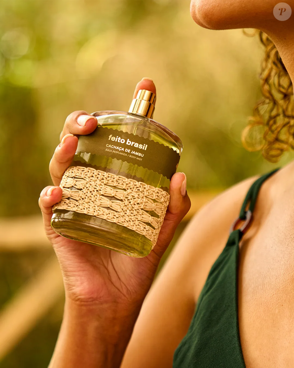 A Água Perfumada 'Cachaça de Jambu' custa R$ 299,00 e é descrita pela Feito Brasil como uma fragrância leve, marcante e capaz de refrescar suavemente a pele