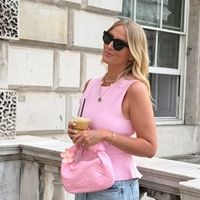 Esses tênis Adidas na cor algodão doce lembram o modelo Samba, mas quase ninguém os tem e são perfeitos para combinar com looks de verão