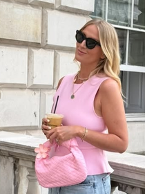 Esses tênis Adidas na cor algodão doce lembram o modelo Samba, mas quase ninguém os tem e são perfeitos para combinar com looks de verão