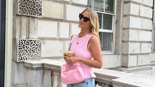 Esses tênis Adidas na cor algodão doce lembram o modelo Samba, mas quase ninguém os tem e são perfeitos para combinar com looks de verão