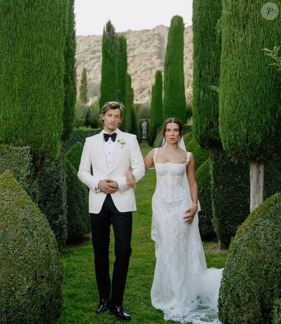 O casamento de Millie Bobby Brown foi marcado por vestido de noiva princesa com toque sexy