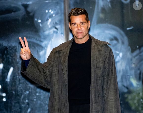 Ricky Martin, atualmente com 53 anos, mudou muito sua aparência ao longo do tempo