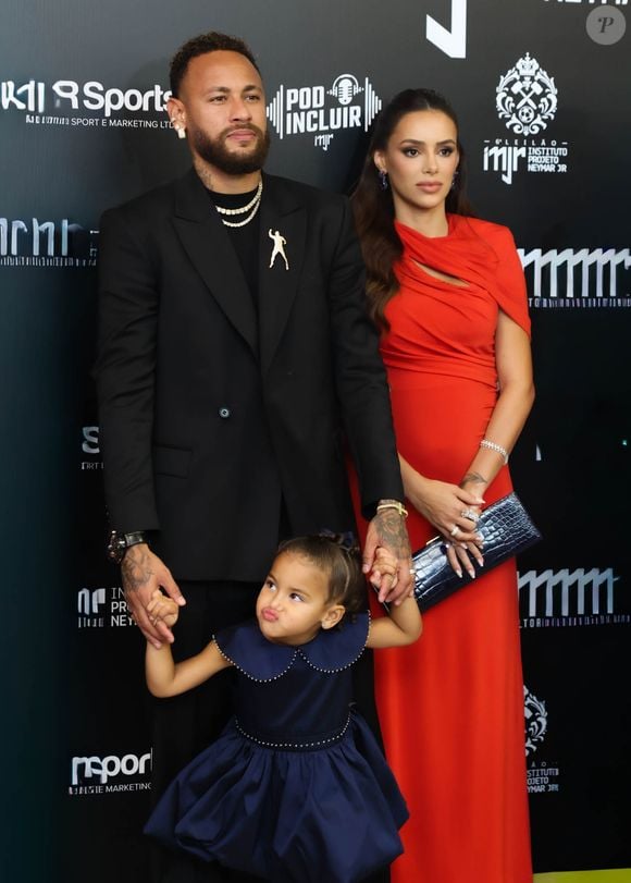 Neymar e Bruna Biancardi surgem com as filhas em noite de gala dedicada à arrecadação de recursos para o Instituto Projeto Neymar Jr.