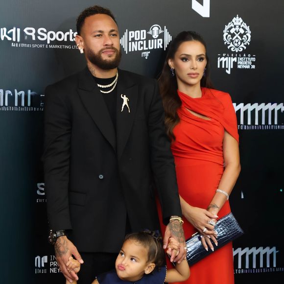 Neymar e Bruna Biancardi surgem com as filhas em noite de gala dedicada à arrecadação de recursos para o Instituto Projeto Neymar Jr.