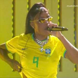 Ludmilla mostrou como a camisa da Seleção Brasileira pode ganhar um toque fashion. Durante o Rock in Rio, a cantora combinou a peça com o óculos juliet e uma composição de correntes e colares prateados. O resultado é um look moderno e despojado, perfeito para servir de inspiração para a Copa do Mundo de 2026