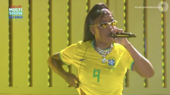 Ludmilla mostrou como a camisa da Seleção Brasileira pode ganhar um toque fashion. Durante o Rock in Rio, a cantora combinou a peça com o óculos juliet e uma composição de correntes e colares prateados. O resultado é um look moderno e despojado, perfeito para servir de inspiração para a Copa do Mundo de 2026