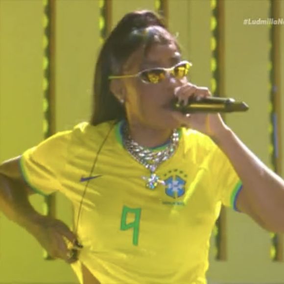 Ludmilla mostrou como a camisa da Seleção Brasileira pode ganhar um toque fashion. Durante o Rock in Rio, a cantora combinou a peça com o óculos juliet e uma composição de correntes e colares prateados. O resultado é um look moderno e despojado, perfeito para servir de inspiração para a Copa do Mundo de 2026