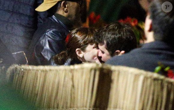 Alice Wegmann troca beijos com novo affair em restaurante após rumores com Humberto Carrão, o Afonso de 'Vale Tudo'