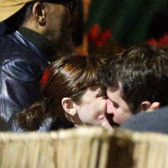 Alice Wegmann troca beijos com novo affair em restaurante após rumores com Humberto Carrão, o Afonso de 'Vale Tudo'