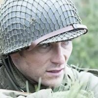 Os filhos de Clint Eastwood e Tom Hanks juntos na Segunda Guerra Mundial: este filme passou rapidamente pelos cinemas e vale a pena revê-lo