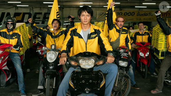 'Unicórnio Implacável': Santi Saelee sai da pobreza para fundar a Thunder Express e tenta transformá-la em um negócio bem-sucedido, enfrentando rivais poderosos, traições e a pressão do mercado logístico