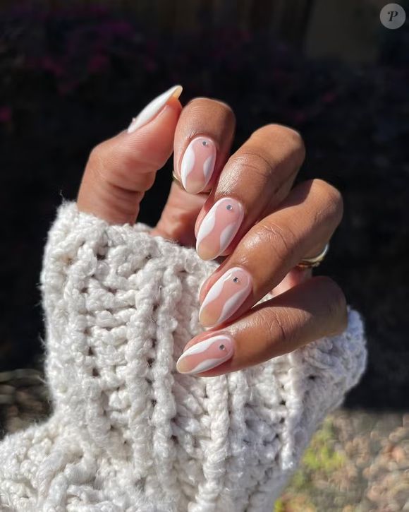 Designs minimalistas de nail art no The Town também são bem-vindos com enfeites com pedras ou pérolas