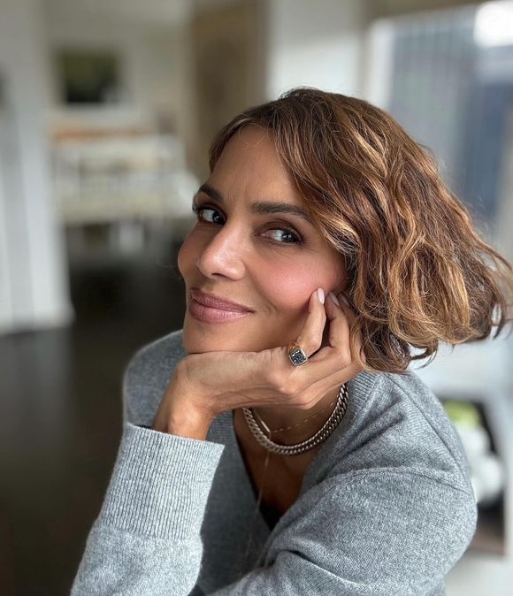 Estrela de 'Mulher-Gato' e '007 - Um Novo Dia Para Morrer', Halle Berry está com 60 anos