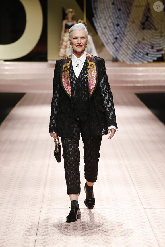 A modelo Maye Musk, de 70 anos, no Desfile da Dolce & Gabbana fechou a Semana de Moda de Milão em 23 de setembro de 2018