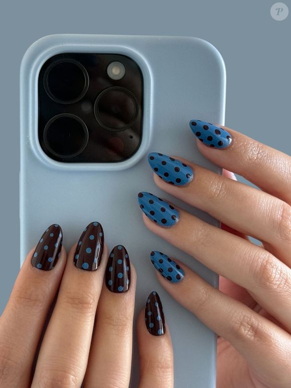 Unhas com bolinhas são tendência por combinarem simplicidade e estilo no Outono-Inverno 2026