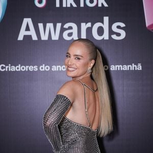 Angélica exibe look transparente com muito brilho no Tiktok Awards 2024