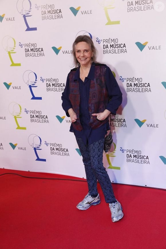 Angela Ro Ro tem 75 anos e na foto aparece em 2015 durante premiação musical