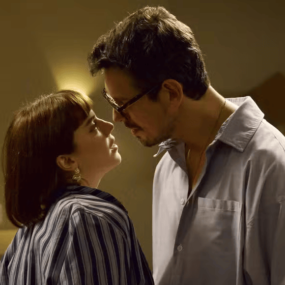 Renato (João Vicente de Castro) pressiona Solange (Alice Wegmann) sobre a paternidade do bebê