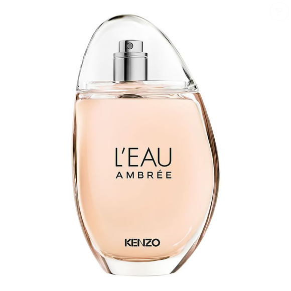 A seleção também inclui o L'Eau Ambrée, da Kenzo, uma fragrância unissex formulada com 90% de ingredientes de origem natural. O perfume combina leite de figo, ylang ylang, Aquozone, Ambrox, sândalo e baunilha do Taiti, além de destacar o compromisso da marca com práticas sustentáveis.