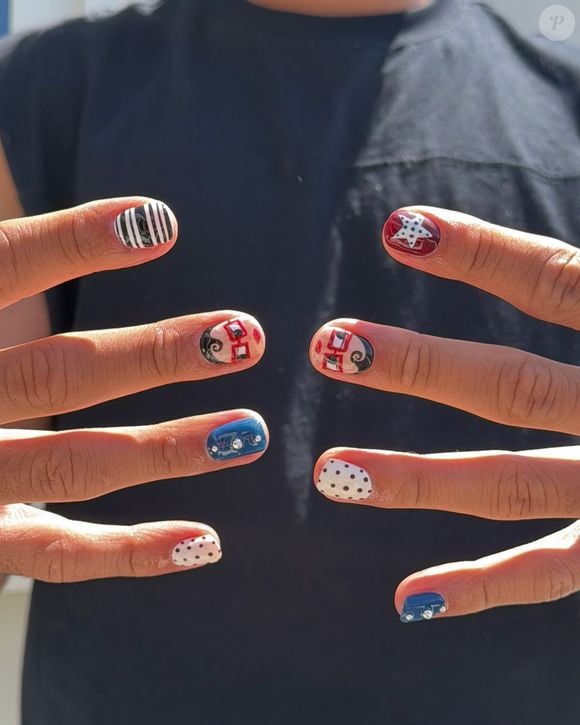 A inspiração Pop Art & Gráfico Retrô mistura diferentes referências em uma mesma composição. Xadrez, elementos ópticos, estrelas americanas e ilustrações retrô aparecem em cores contrastantes como vermelho, azul marinho, branco e preto. A proposta tem uma pegada divertida e nostálgica e pode combinar especialmente com produções urbanas
