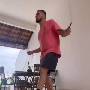 Rodrigo Godoy apareceu pulando corda em sinal de deboche, ao som de uma música do rapper Kanye West, que tem causado polêmica por associação ao nazismo