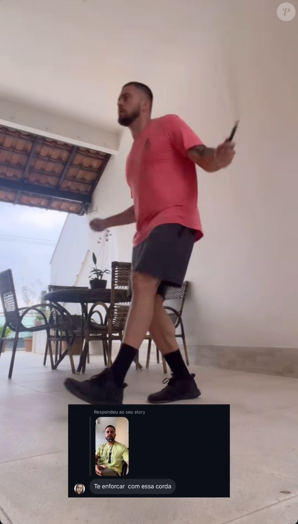 Rodrigo Godoy apareceu pulando corda em sinal de deboche, ao som de uma música do rapper Kanye West, que tem causado polêmica por associação ao nazismo