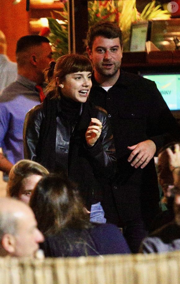 Alice Wegmann troca beijos com novo affair em restaurante após rumores com Humberto Carrão, o Afonso de 'Vale Tudo'