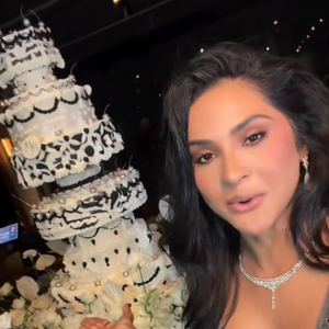 Para a festa, Mileide Mihaile escolheu um bolo todo com detalhes em preto e branco e com pérolas prateadas