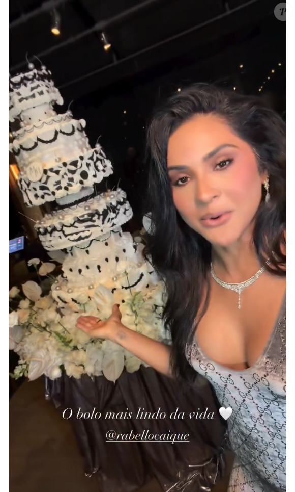 Para a festa, Mileide Mihaile escolheu um bolo todo com detalhes em preto e branco e com pérolas prateadas