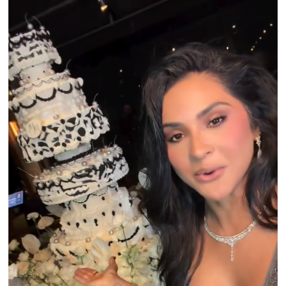 Para a festa, Mileide Mihaile escolheu um bolo todo com detalhes em preto e branco e com pérolas prateadas