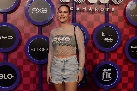 Livian Aragão transformou o abadá em um top e completou com uma blusa telada