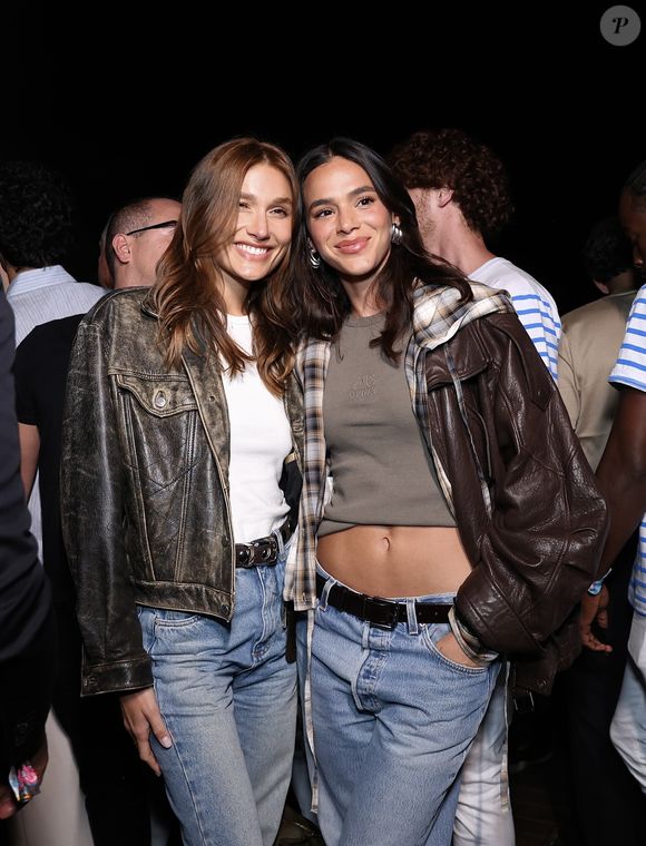 Bruna Marquezine e Sasha Meneghel apostaram no clássico jeans e camiseta para o evento