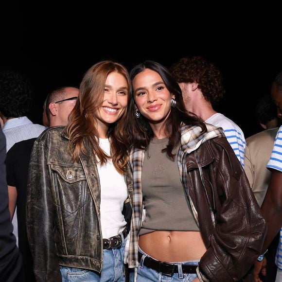 Bruna Marquezine e Sasha Meneghel apostaram no clássico jeans e camiseta para o evento