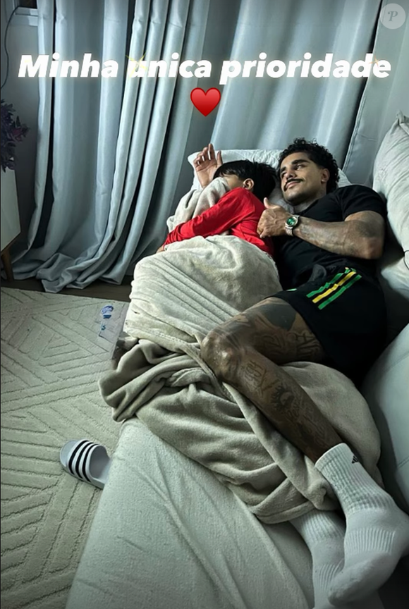 Mc Livinho apareceu com o filho e garantiu ser sua única prioridade