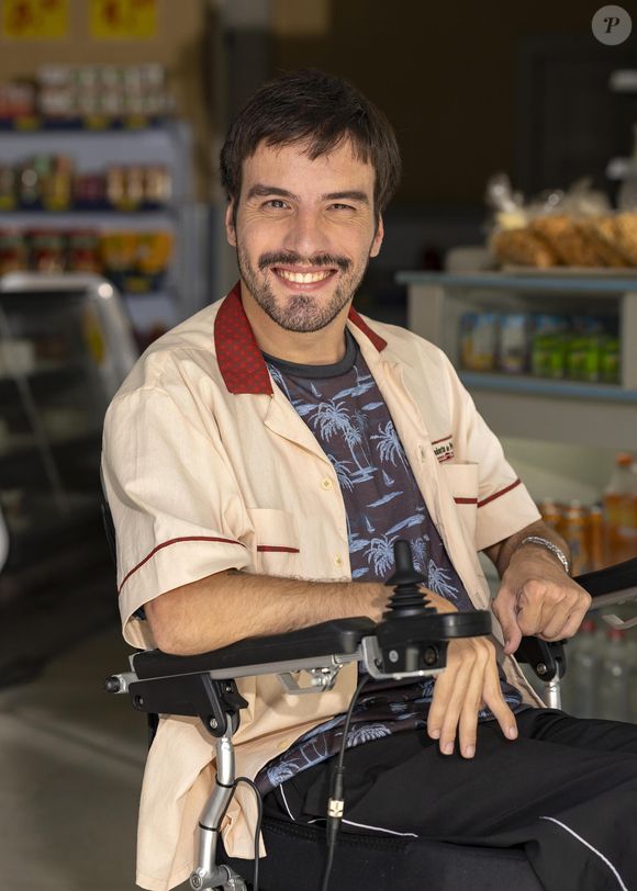 Peter (Pedro Fernandes) - Divertido, bem-humorado, gosta de inventar histórias sobre sua mãe, que foi embora quando ele ainda era criança. Encara com leveza sua paralisia cerebral e trabalha com o pai, seu Manuel (Ernani Moraes).