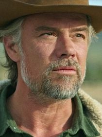Hoje na Netflix: o western que está entre os 10 mais assistidos em 56 países; um drama com toques de novela e baseado em um livro