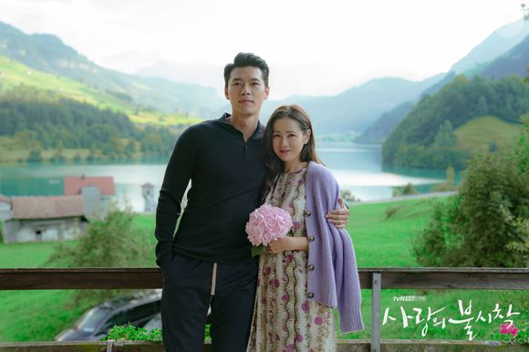 'Pousando no Amor': após cair acidentalmente na Coreia do Norte, uma herdeira sul-coreana passa a ser escondida por um capitão do exército, e a proximidade entre os dois faz nascer um romance proibido