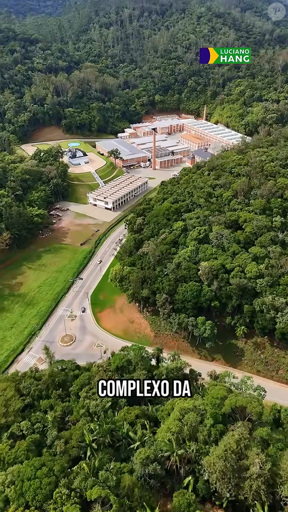A Villa Renaux, também conhecida como Casa do Cônsul Carlos Renaux, foi construída na década de 1930 e possui uma área de 55 mil m², com jardins e mata. De acordo com as informações sobre a aquisição, Luciano Hang comprou o imóvel em 2025 por R$ 8,32 milhões para desenvolver um projeto de restauração e preservação histórica em Brusque