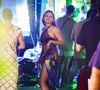 Luana Maia usa vestido longo de estampa geométrica em festa de Réveillon em Milagres