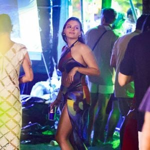Luana Maia usa vestido longo de estampa geométrica em festa de Réveillon em Milagres