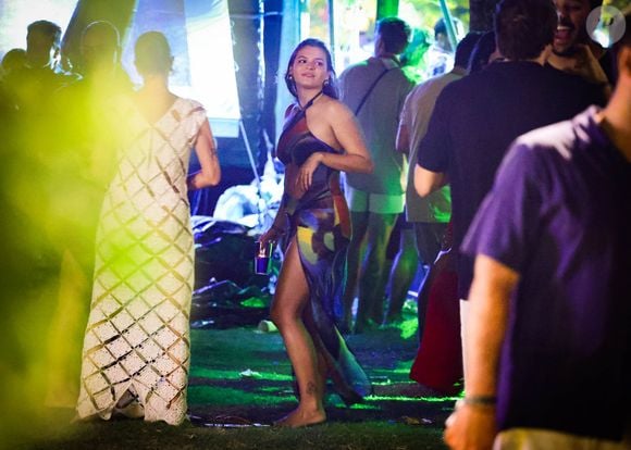 Luana Maia usa vestido longo de estampa geométrica em festa de Réveillon em Milagres