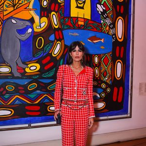 Tweed vermelho foi aposta de Anttonia Morais em evento