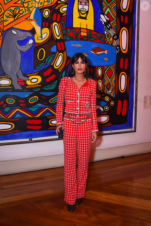 Tweed vermelho foi aposta de Anttonia Morais em evento