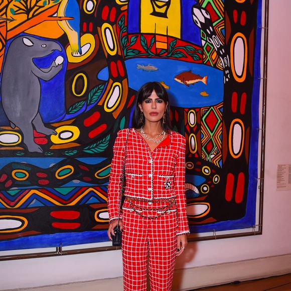 Tweed vermelho foi aposta de Anttonia Morais em evento