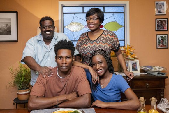 Jarbas (Leandro Firmino) fala com Consuelo (Belize Pombal) sobre o novo vexame de Heleninha (Paolla Oliveira), na novela 'Vale Tudo', em cenas do capítulo de quarta-feira, 30 de julho de 2025.