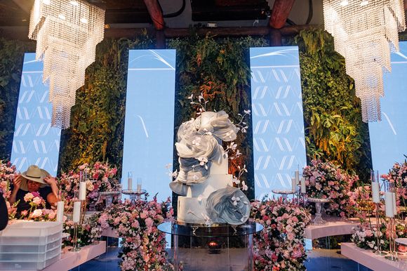 50 anos de Vera Viel: bolo com flores gigantes roubou a cena